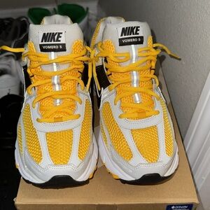 Air Zoom Vomero 5 “University Gold”